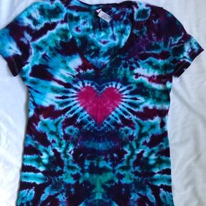 Adorable tie dye heart top
